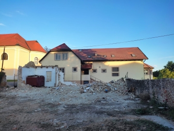 Uklanjanje pomoćnog objekta samostana u Petrinji