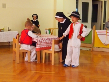 Scenski prikaz „Snježni Drinski anđeli“ u izvedbi vrtićke djece