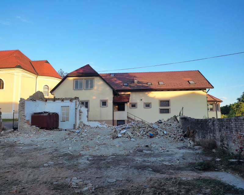 Uklanjanje pomoćnog objekta samostana u Petrinji Uklanjanje pomoćnog objekta samostana u Petrinji