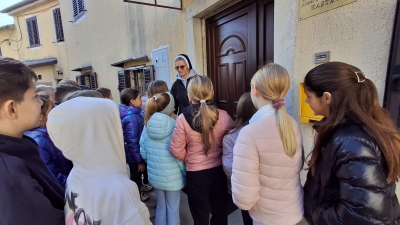 Djeca u posjetu samostanu