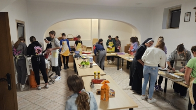 OsmaYi sa sestrama peku palaYinke za dan kruha