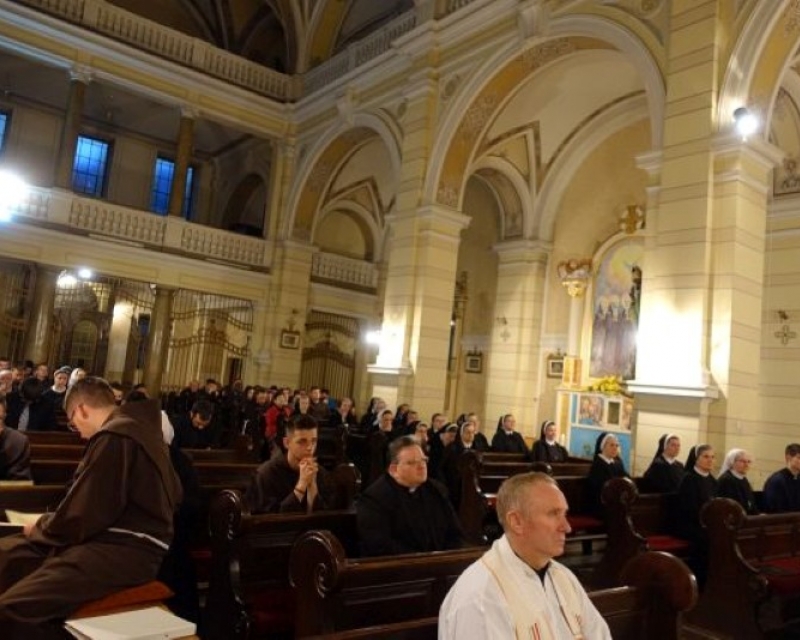 Molitveno bdijenje za svećenička i redovnička zvanja u crkvi Kraljice svete Krunice