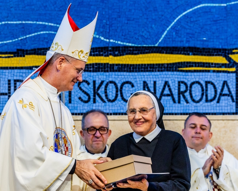 Nadbiskup Kutleša dodijelio s. M. Brigiti Badanjak Plaketu za samozatajno redovničko služenje Nadbiskup Kutleša dodijelio s. M. Brigiti Badanjak Plaketu za samozatajno redovničko služenje