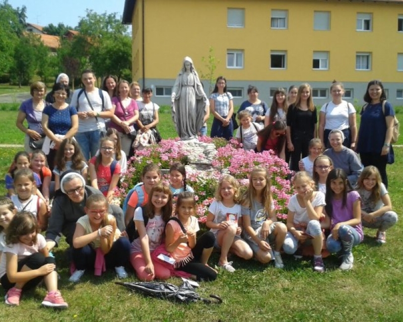 Dječji crkveni zbor iz Lobora u posjetu sestarskoj zajednici u Granešini