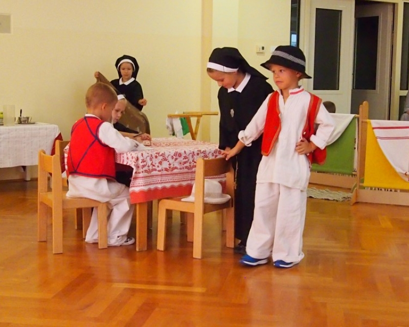 Scenski prikaz „Snježni Drinski anđeli“ u izvedbi vrtićke djece
