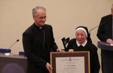 Sestra M. Lina Plukavec primila nagradu za dugogodišnju službu rizničarke katedrale
