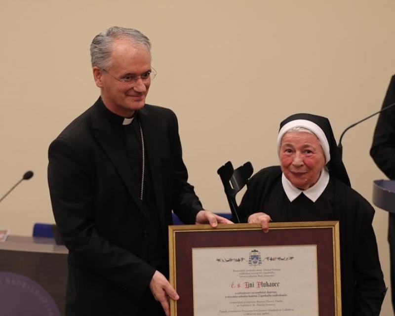 Sestra M. Lina Plukavec primila nagradu za dugogodišnju službu rizničarke katedrale