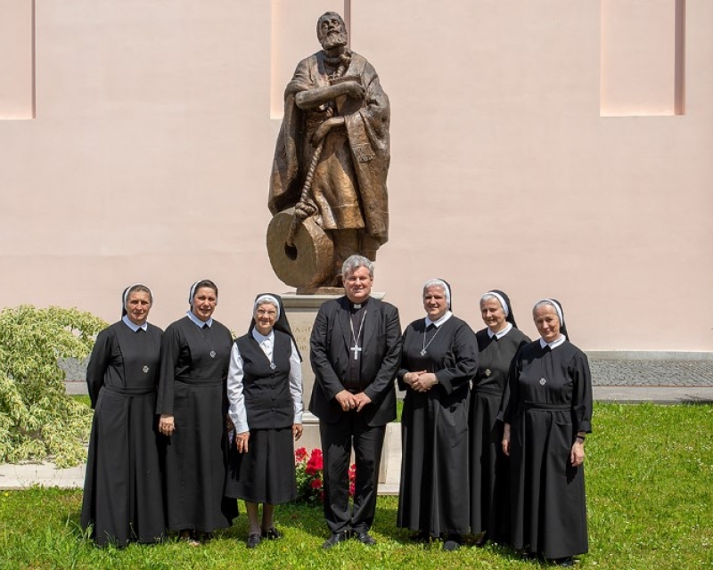 Susret s. Marie Dulce Adams i mons. Vlade Košića, biskupa sisačkog Susret s. Marie Dulce Adams i mons. Vlade Košića, biskupa sisačkog